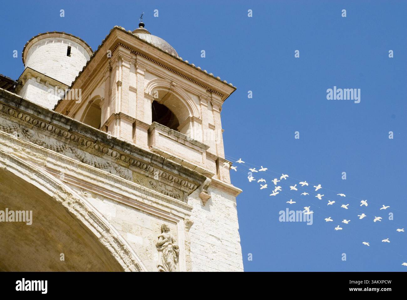 Basilica di San Francesco in Assisi con colombe come un simbolo di pace Foto Stock