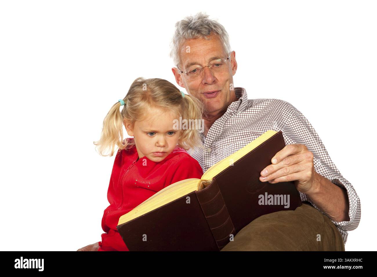 Nonno è raccontare una storia di suo nipote Foto Stock