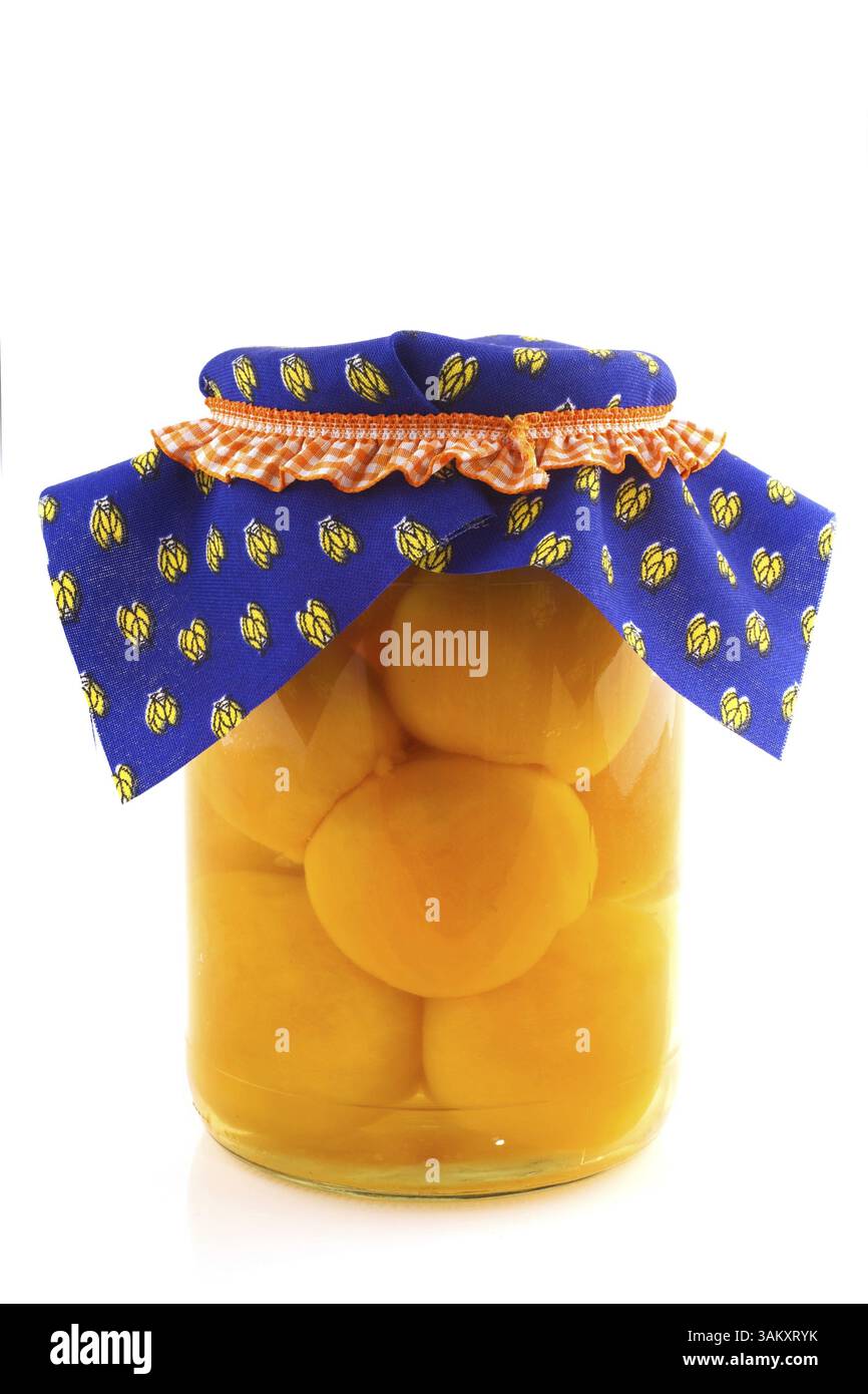 Preservated le pesche nel vaso di vetro isolato su sfondo bianco Foto Stock