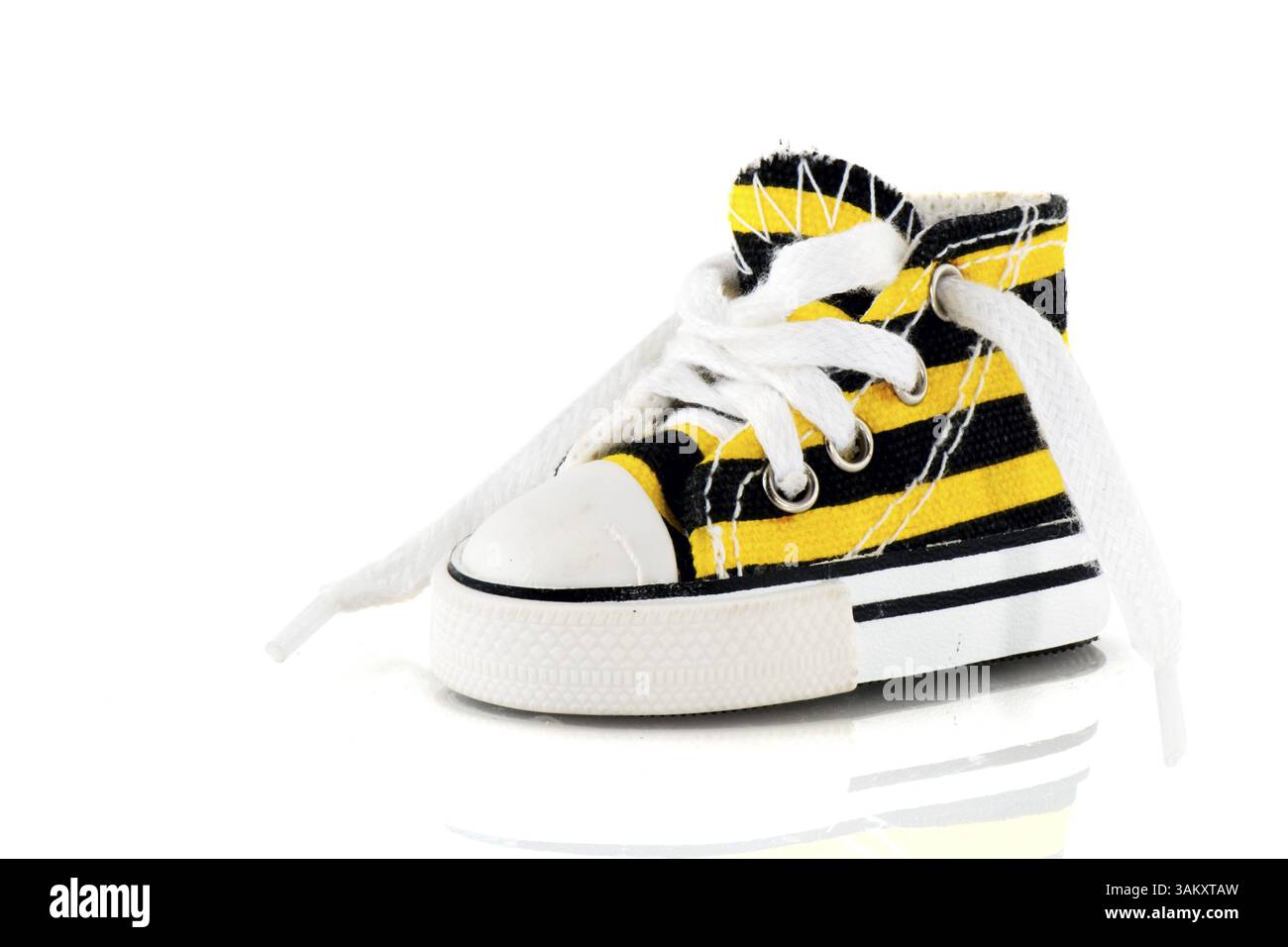 Il giallo e il nero a strisce scarpe sportive Foto Stock