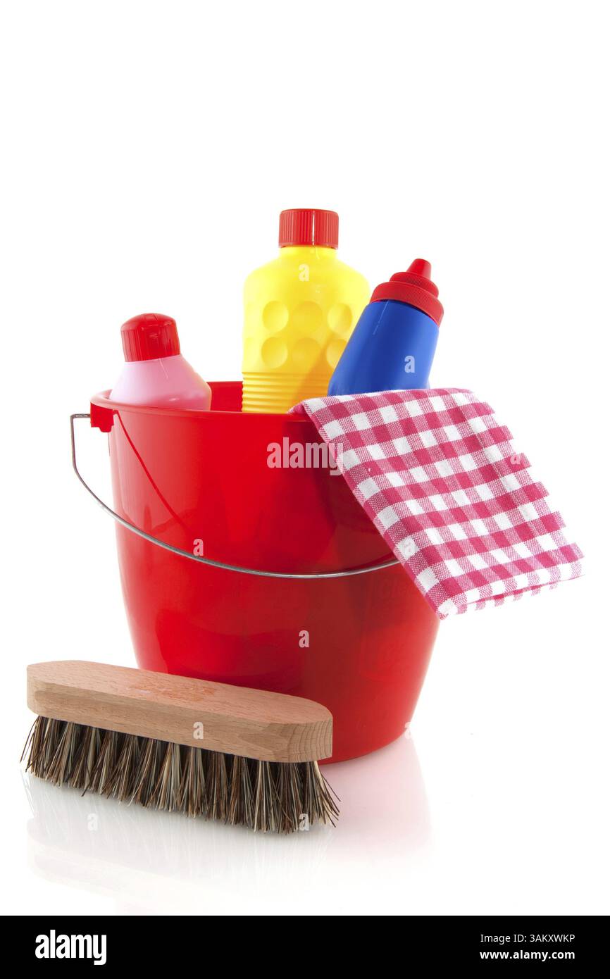 Prodotti per la pulizia in rosso con candeggina e spazzola Foto Stock