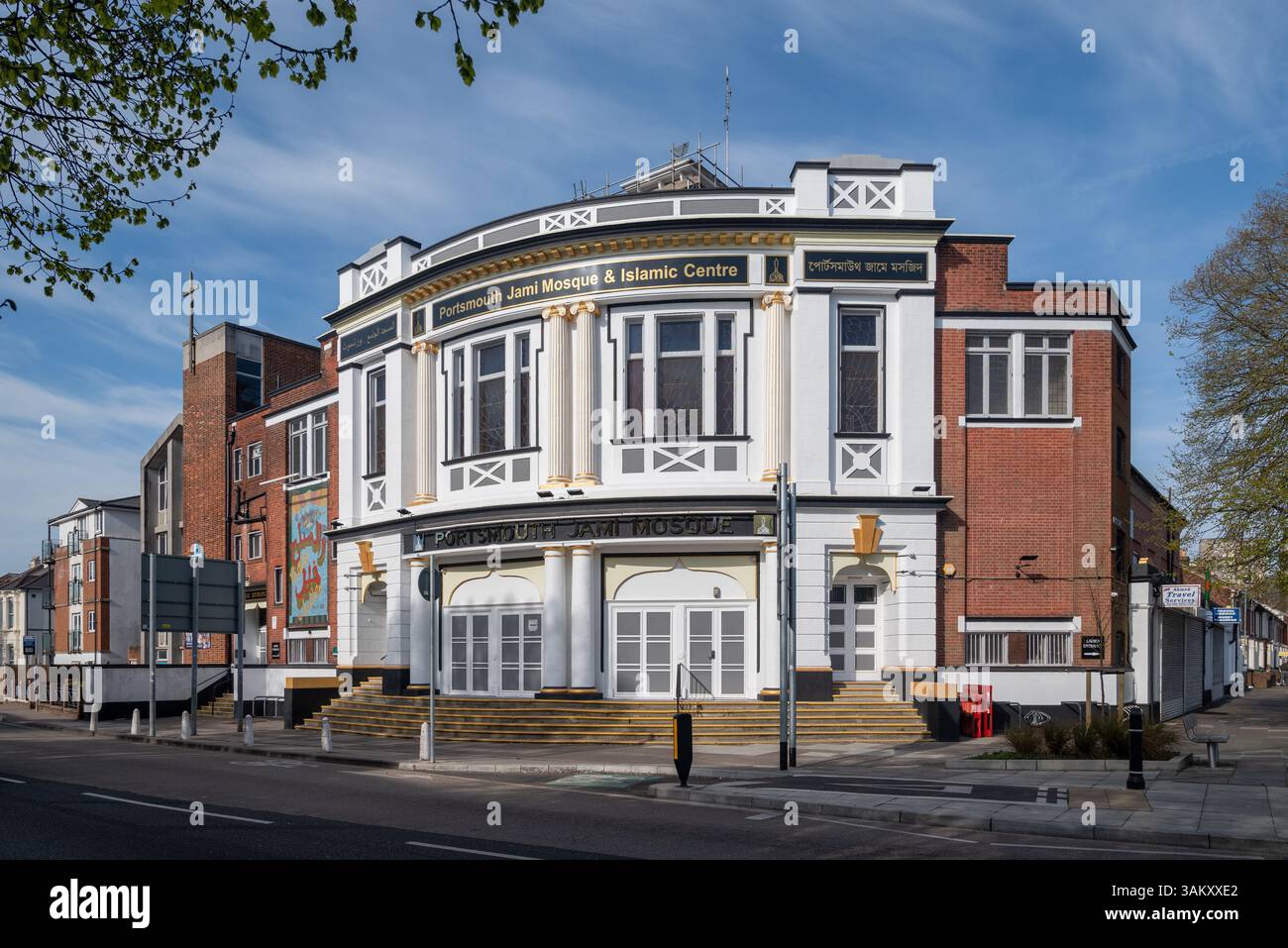 La moschea di Portsmouth Jami e l'edificio del centro islamico accanto alla chiesa battista di Southsea Immanuel. Aprile 2025. Foto Stock