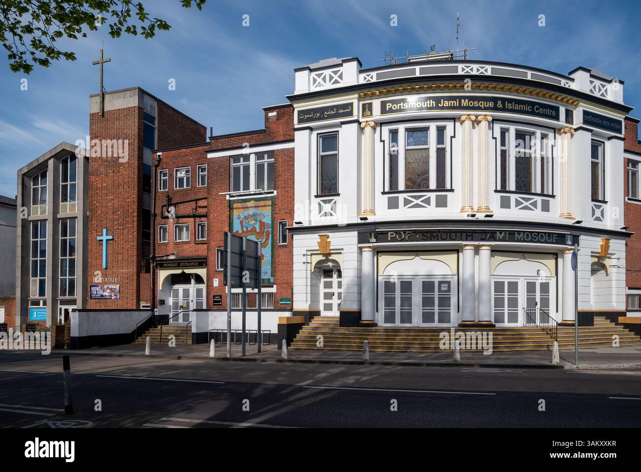 La moschea di Portsmouth Jami e l'edificio del centro islamico accanto alla chiesa battista di Southsea Immanuel. Aprile 2025. Foto Stock