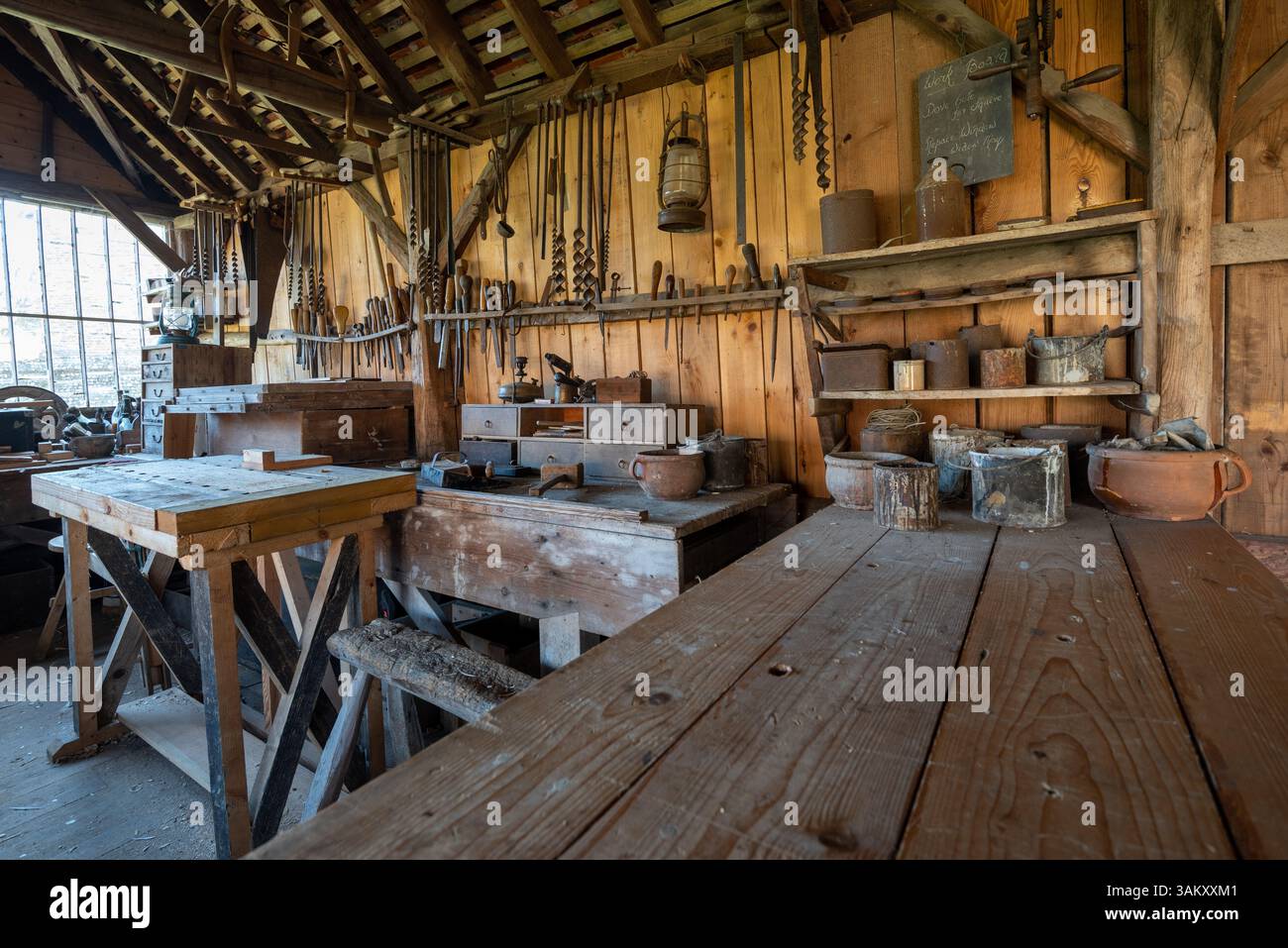Laboratorio vecchio stile con attrezzi e accessori d'epoca nel museo Weald and Downland. Febbraio 2025. Foto Stock