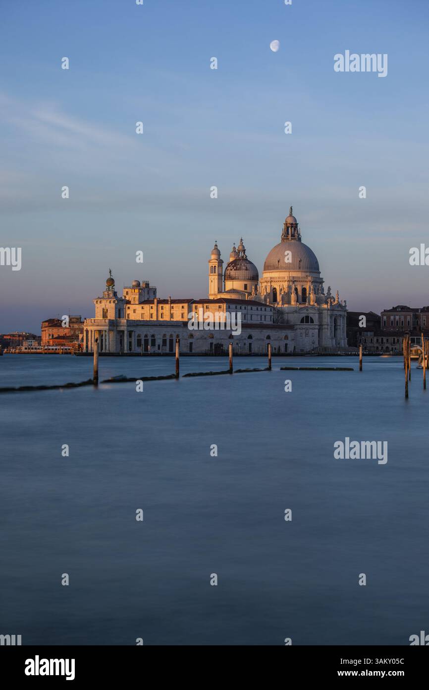 Atmosfera mattutina, luna sulla chiesa di Santa Maria della salute alla luce del mattino, Venezia, Italia, Europa Foto Stock