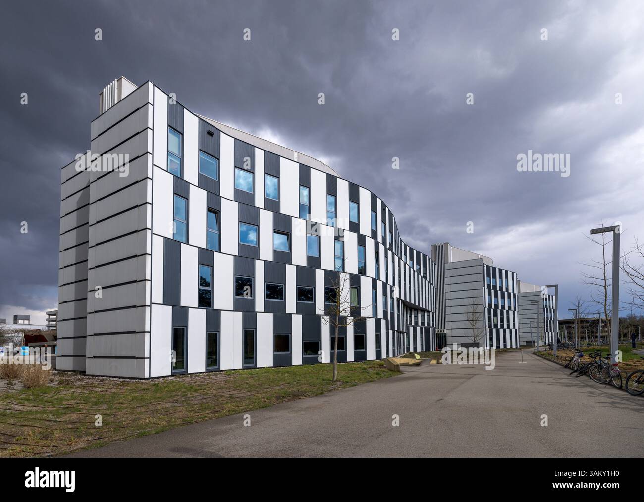 Dipartimenti 2 e Centro studenti progettato dall'architetto giapponese Hitoshi Abe, Università di economia e affari di Vienna Foto Stock