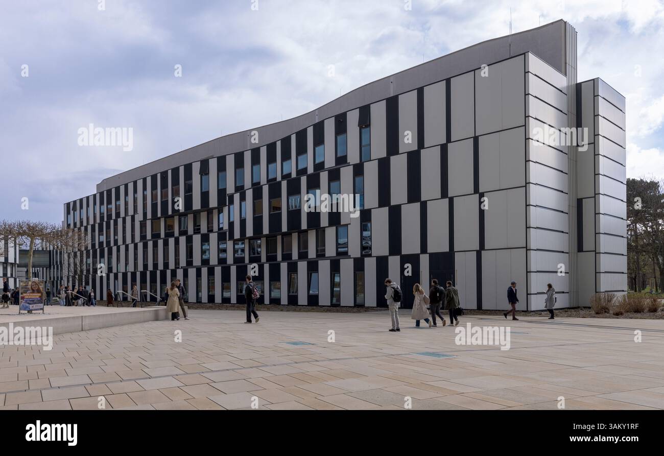 Dipartimenti 2 e Centro studenti progettato dall'architetto giapponese Hitoshi Abe, Università di economia e affari di Vienna Foto Stock