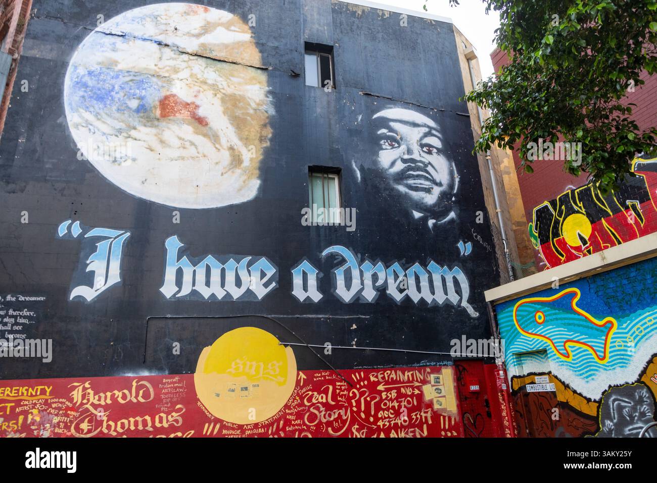 Newtown Sydney, arte di strada di Juilee Pryor e Andrew Aiken, ho un sogno, Martin Luther King che si riunisce per i diritti degli indigeni, Australia Foto Stock
