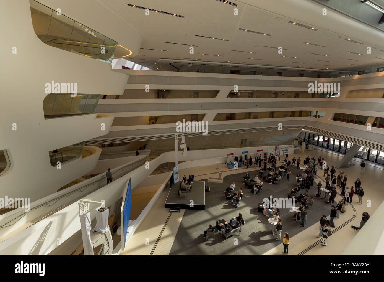 Sessione di orientamento per gli studenti, Biblioteca e Centro di apprendimento, Università di economia e affari di Vienna, di Zaha Hadid, 2013. Foto Stock