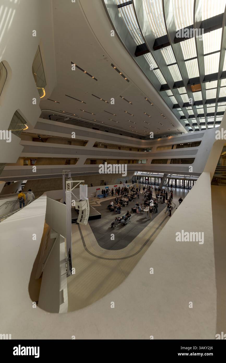 Sessione di orientamento per gli studenti, Biblioteca e Centro di apprendimento, Università di economia e affari di Vienna, di Zaha Hadid, 2013. Foto Stock