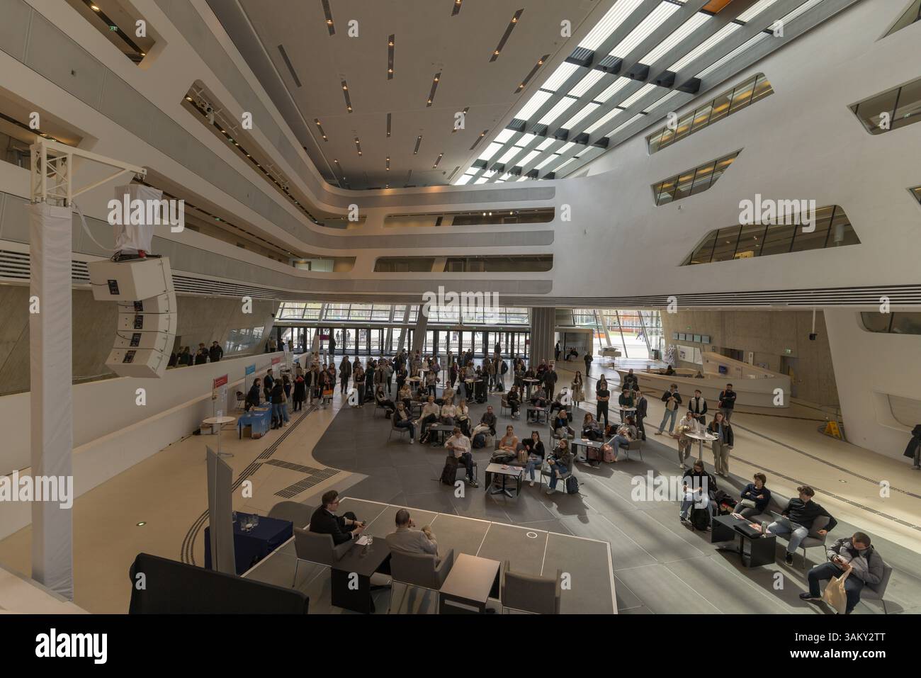 Sessione di orientamento per gli studenti, Biblioteca e Centro di apprendimento, Università di economia e affari di Vienna, di Zaha Hadid, 2013. Foto Stock