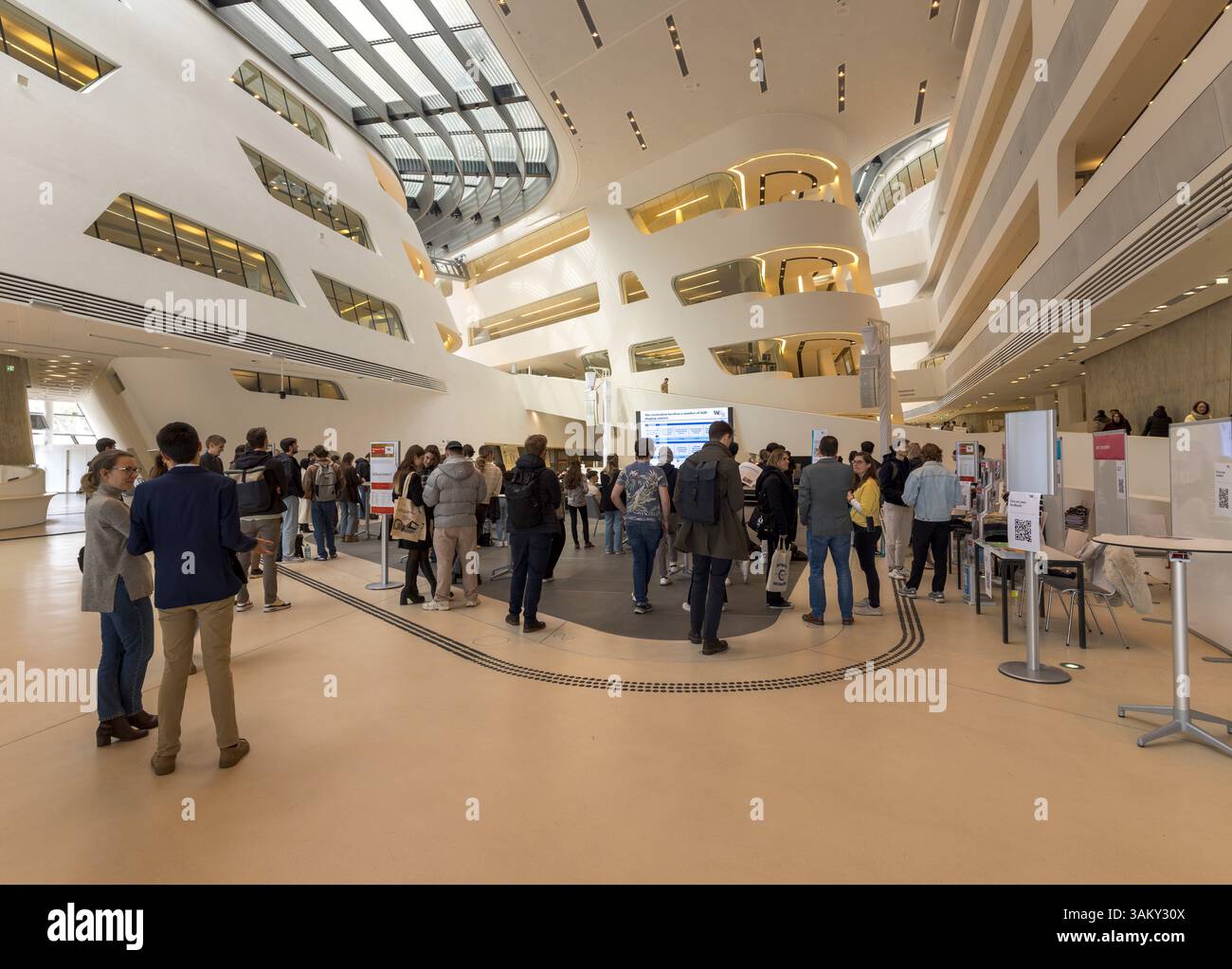 Sessione di orientamento per gli studenti, Biblioteca e Centro di apprendimento, Università di economia e affari di Vienna, di Zaha Hadid, 2013. Foto Stock