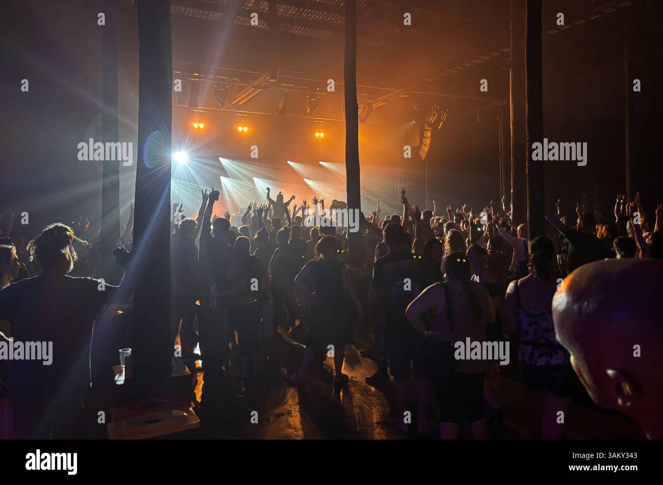 Folla entusiasta allo spettacolo musicale Moontricks, al Tanks Arts Centre, Cairns, Queensland, Australia. 11 aprile 2025 - Immagine stock catturata con smartphone