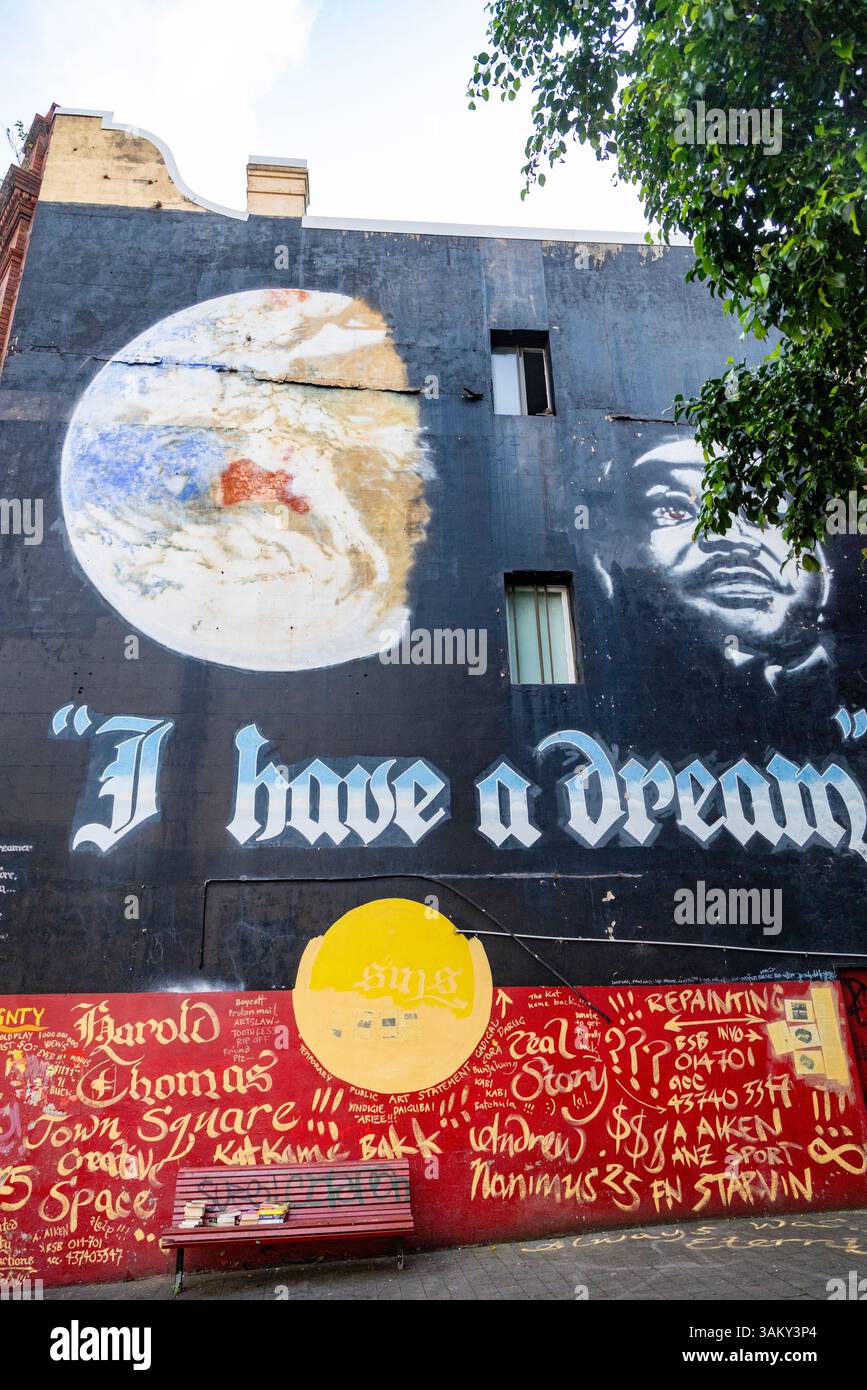 Newtown Sydney, arte di strada di Juilee Pryor e Andrew Aiken, ho un sogno, Martin Luther King che si riunisce per i diritti degli indigeni, Australia Foto Stock