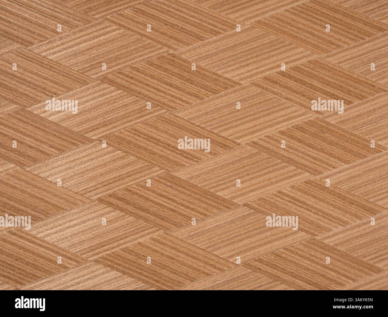 Intricato motivo chevron in impiallacciatura in legno naturale con ricche sfumature marroni Foto Stock