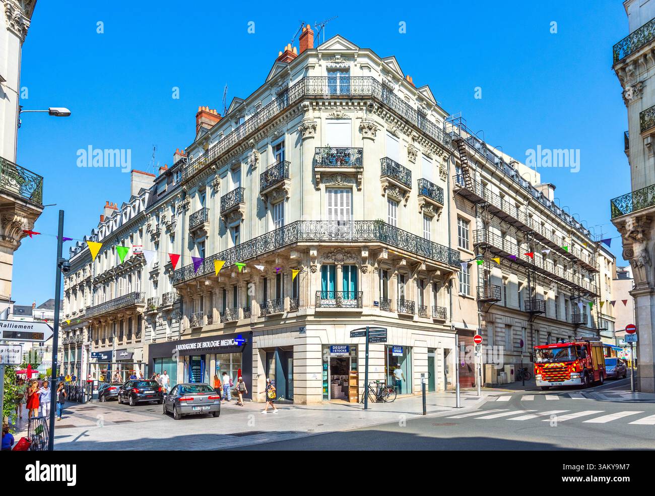 Appartamento nel centro città e quartiere commerciale all'angolo tra Rue Chaussée St Pierre (a sinistra) e Rue Louis de Romain, Angers, Maine-et-Loire (49), Francia. Foto Stock
