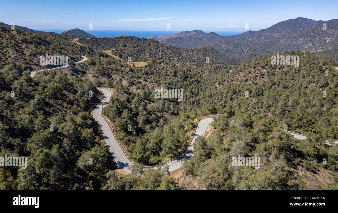 Vista aerea con droni della foresta di Pafos e delle colline pedemontane di Troodos, Repubblica di Cipro. Foto Stock