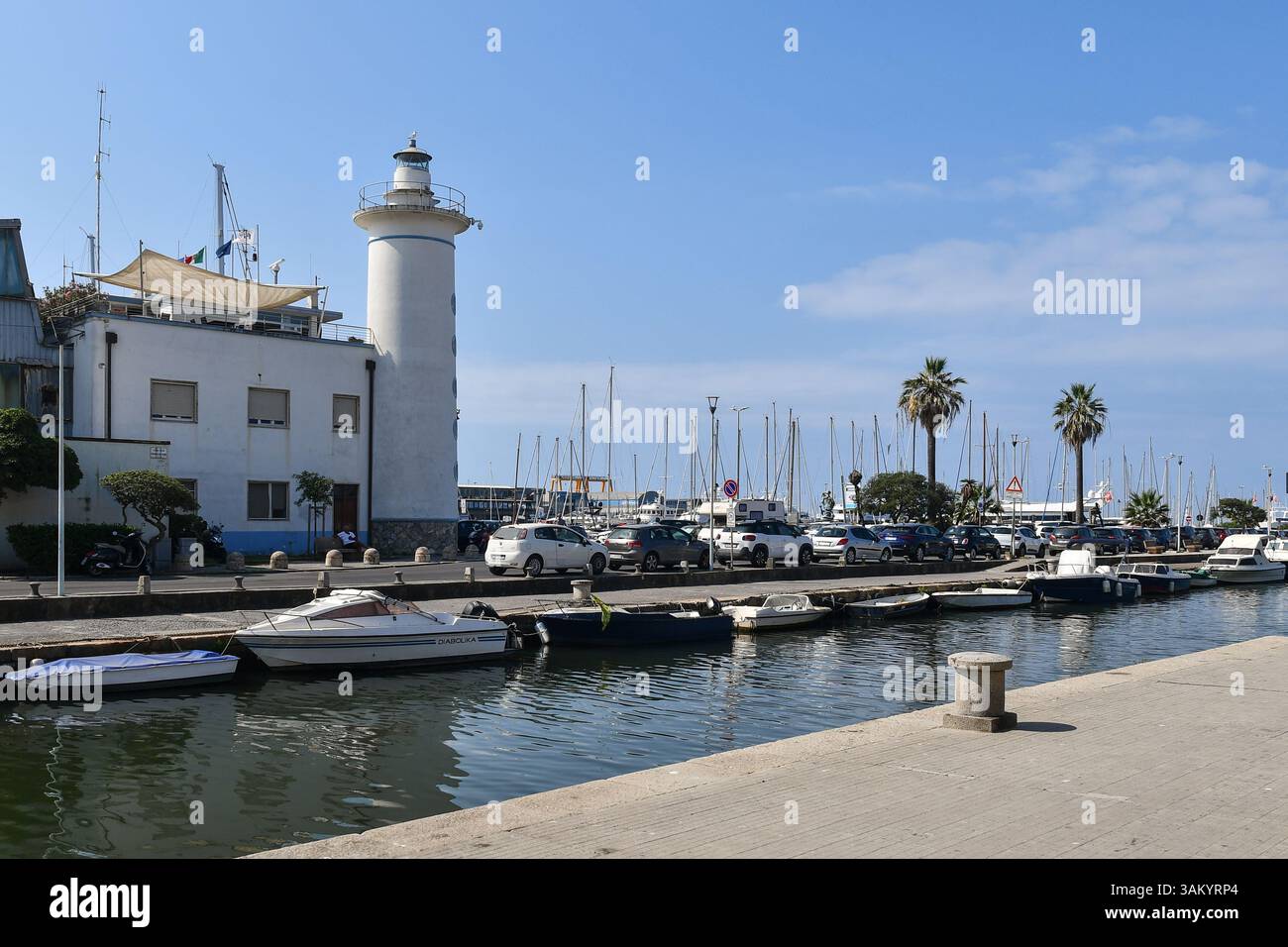 Vista del Canale di Burlamacca con il vecchio faro costruito nel 1863, alto 14 metri, Viareggio (Lucca), Toscana, Italia Foto Stock