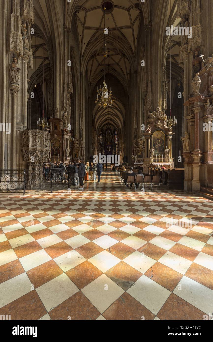 Navata gotica, la cattedrale di Santo Stefano, Stephansdom, Stephansplatz, Vienna, Austria Foto Stock