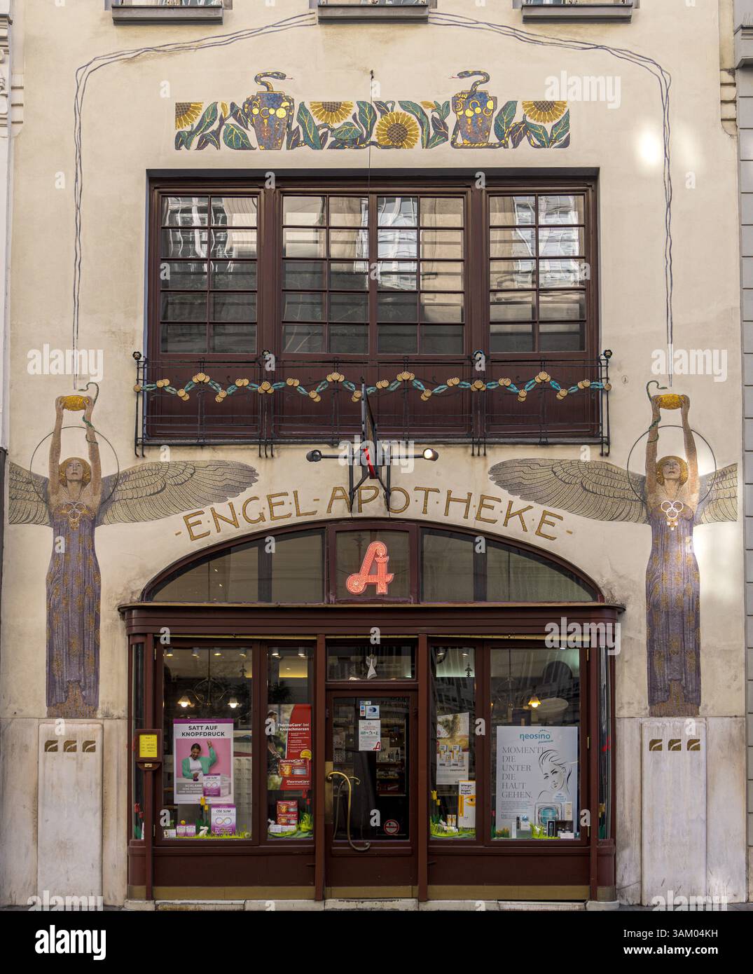 La facciata art nouveau della "White Angel Pharmacy", o Apotheke zum Weißen Engel, 1901, Vienna, Austria Foto Stock