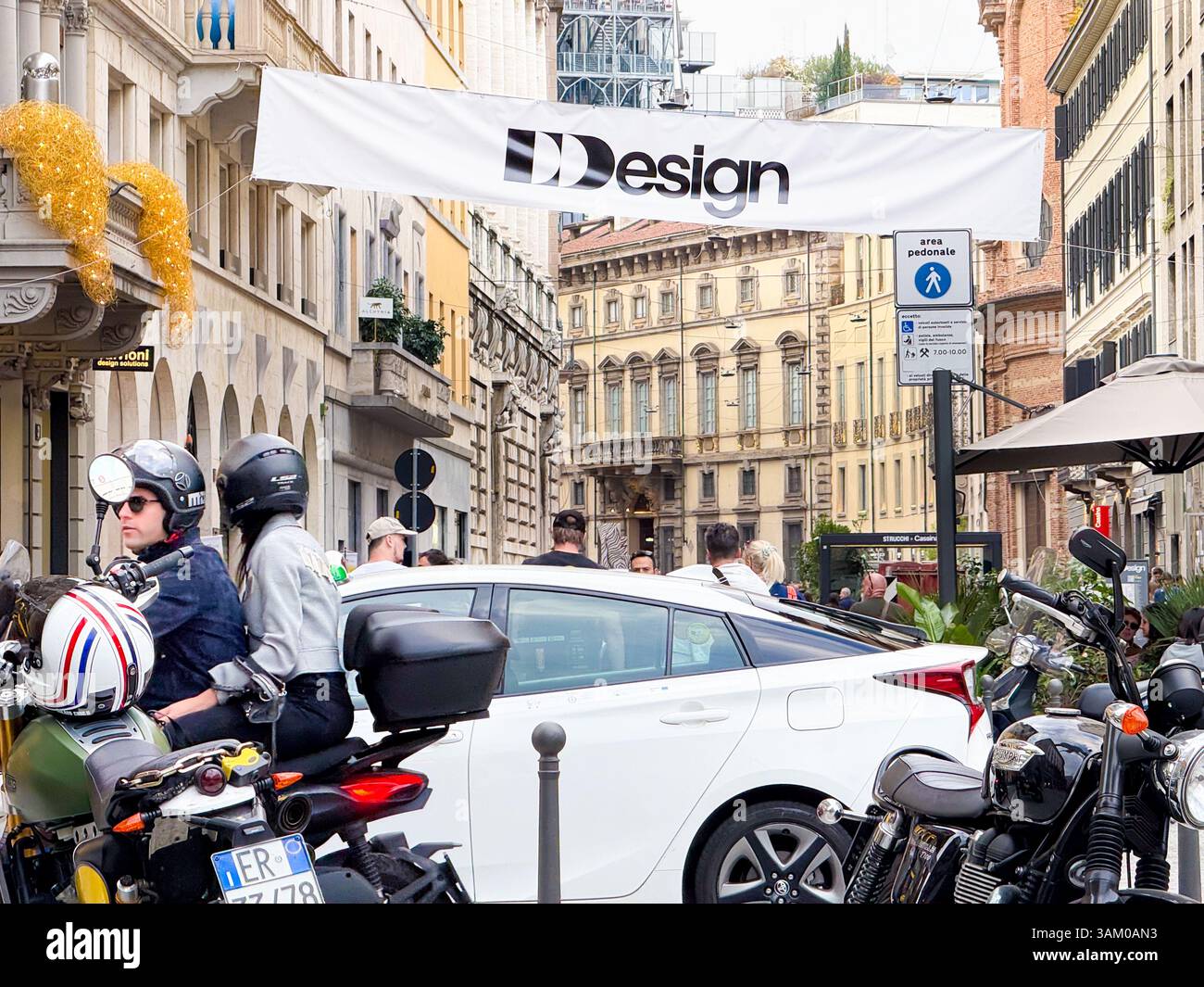 Milano Street, Salone del Mobile, evento di design e vivace vita cittadina Foto Stock