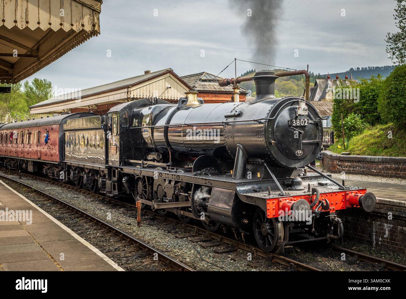 Motore a vapore GWR Heavy Freight 3802 visto alla stazione di Llangollen. sulla linea ferroviaria restaurata. Foto Stock