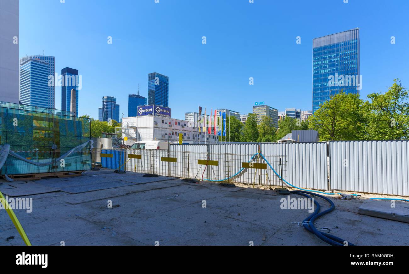 Centro di Varsavia. Dintorni del Museo di Arte moderna di Varsavia 18 mesi prima dell'apertura. Vista nord verso via Swietokrzyska e parco. Foto Stock