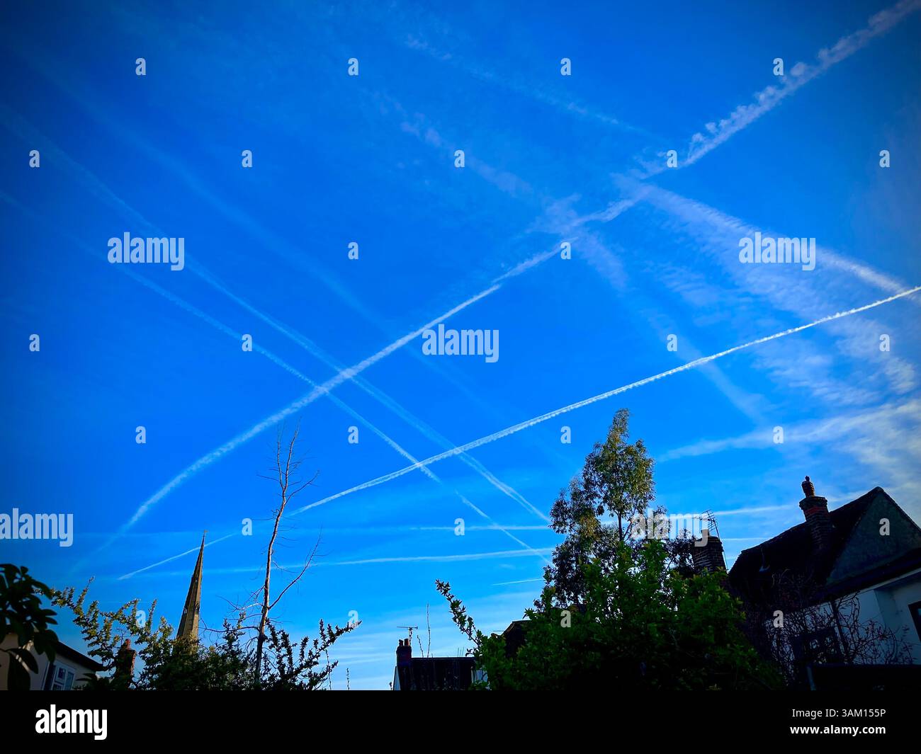 Percorsi di condensazione sopra Thaxted Essex Regno Unito aprile 2025 Foto Stock