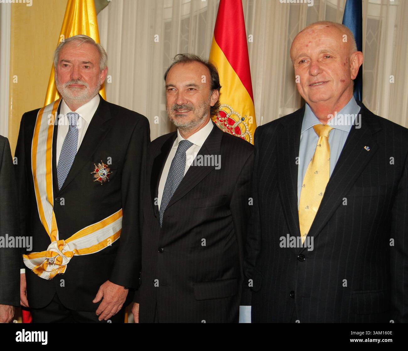 18 dicembre 2013 - Colombia - Bogota dicembre de 2013. EN la embajada de Espa√É¬±a se entrego la Gran Cruz de Isabel la Catolica al ex embajador de Colombia en Espa√É¬±a Orlando Sardi de Lima, fue entregada por Jesus Garcia Secretario de estado de Cooperacion y para Iberoamerica Dr. Jesus Garcia. EN la foto Orlando Sardi de Lima, Jesus Gracia y Embajador Nicolas Martin cinto foto Nestor Gomez -El Tiempo CR√É¬©dito: CEET FOT√É¬≥grafo: NESTOR G√É‚ÄúMEZ (credito immagine: © El Tiempo/GDA/ZUMAPRESS.com) Foto Stock