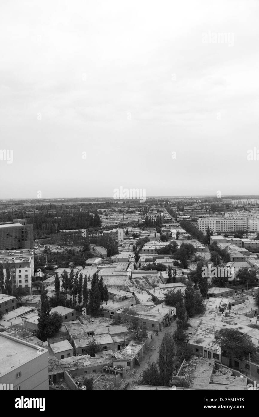 Vista aerea della città di Korla, Xinjiang: Paesaggio urbano con un mix di sviluppo moderno e architettura tradizionale in una regione desertica Foto Stock