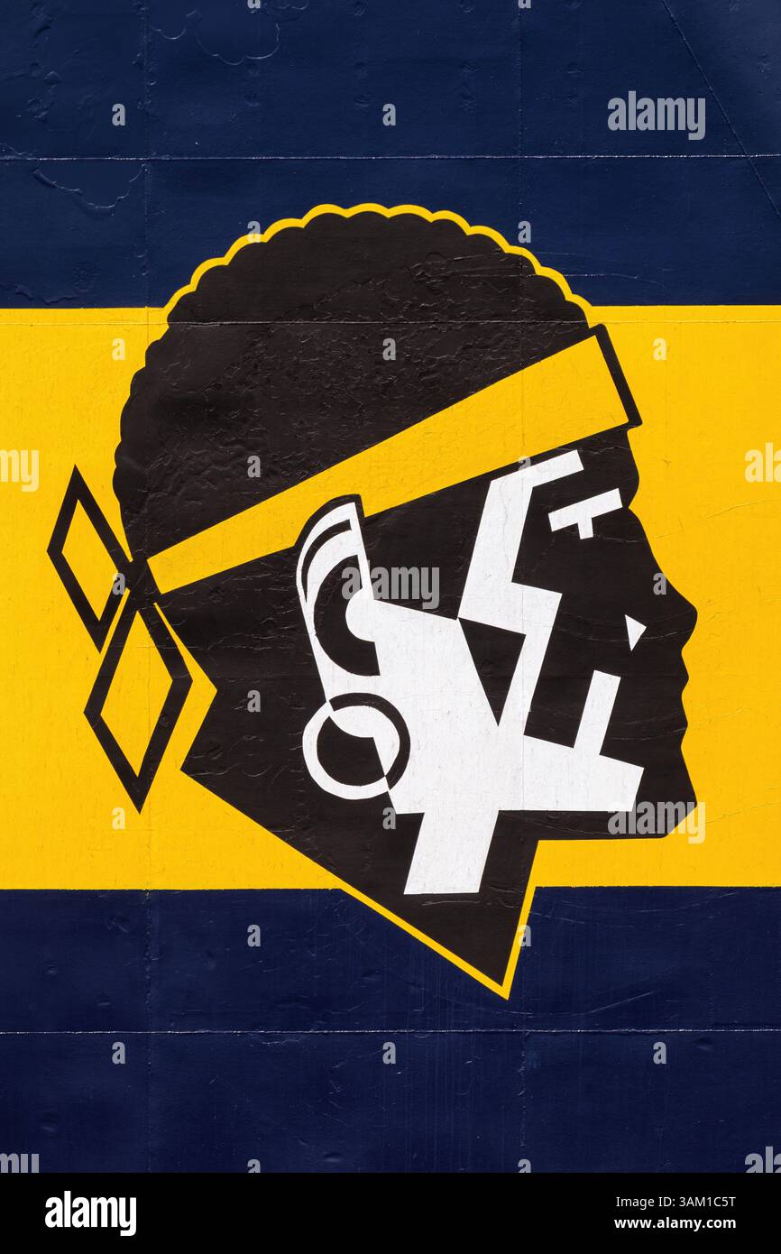 Una vista dettagliata del logo di Corsica Ferries Sardinia Ferries sull'imbuto del traghetto Mega Smeralda. Foto Stock