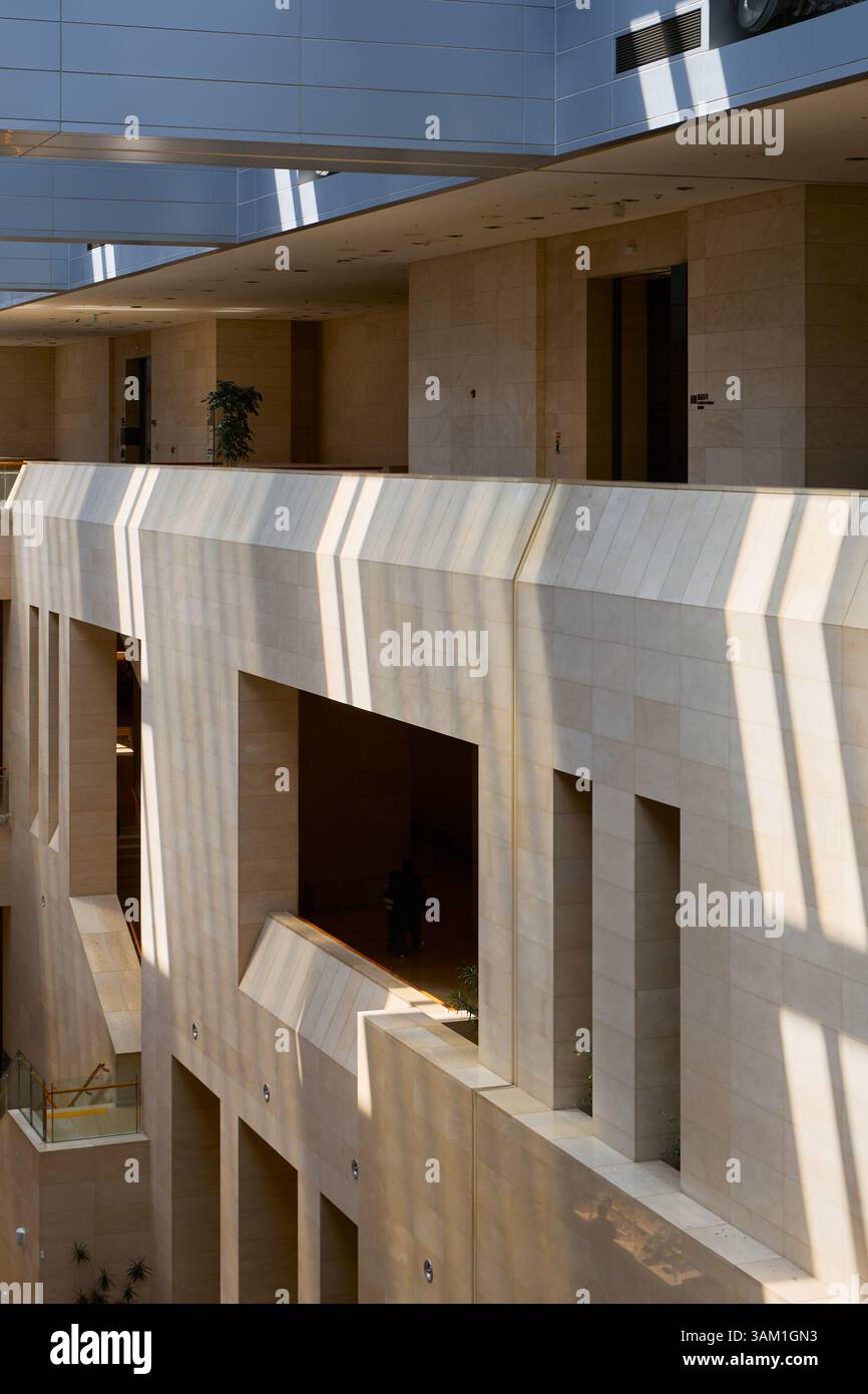 L'imponente facciata del Museo Nazionale della Corea a Yongsan, Seoul, mostra l'architettura moderna e la porta d'ingresso alla ricca cultura coreana Foto Stock