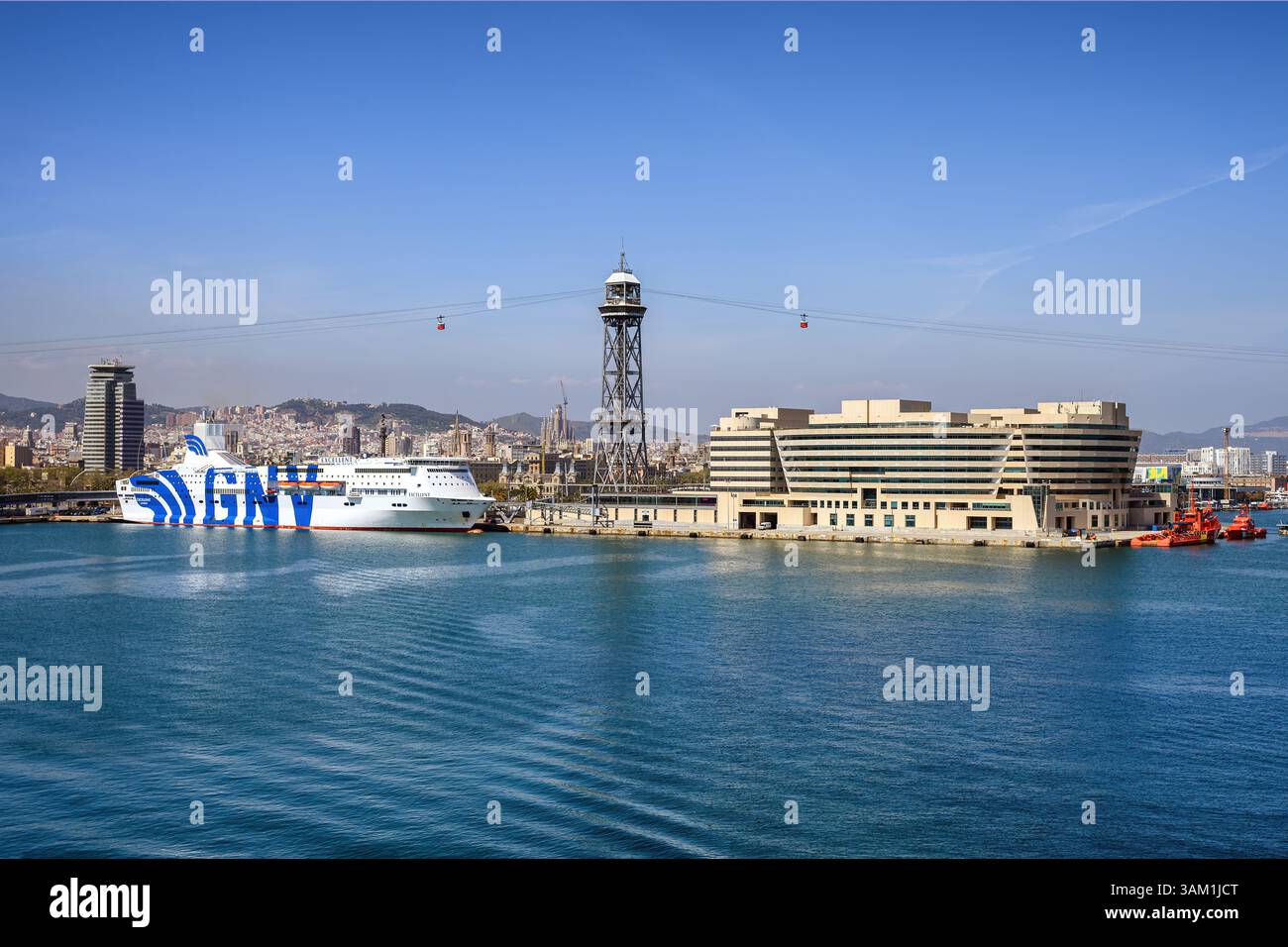 Il World Trade Centre, la funivia e un traghetto accanto al Porto di Barcellona, Spagna Foto Stock