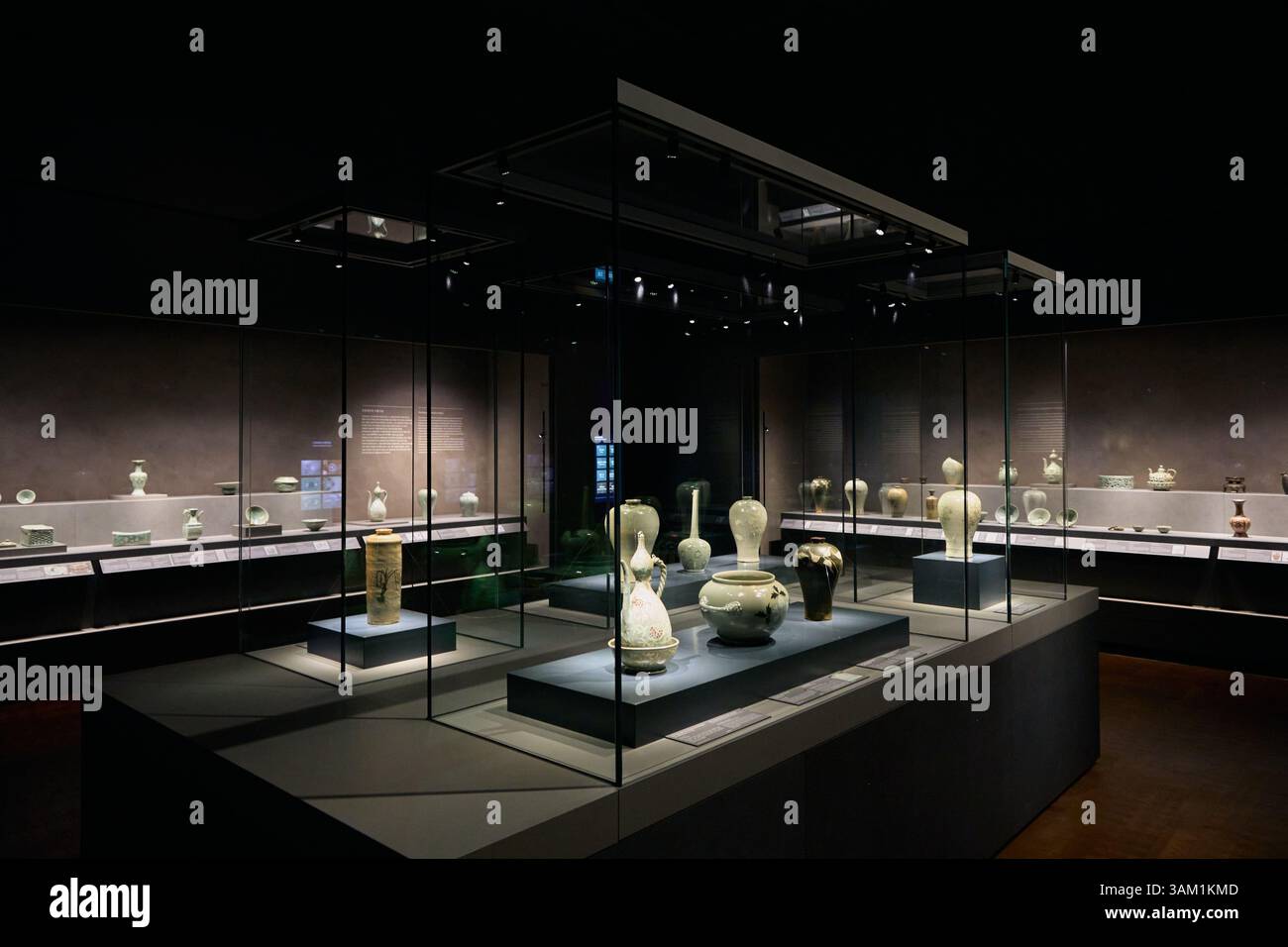 Antichi manufatti coreani in mostra al Museo Nazionale della Corea, tra cui squisite ceramiche e sculture buddiste che mettono in risalto l'arte Foto Stock