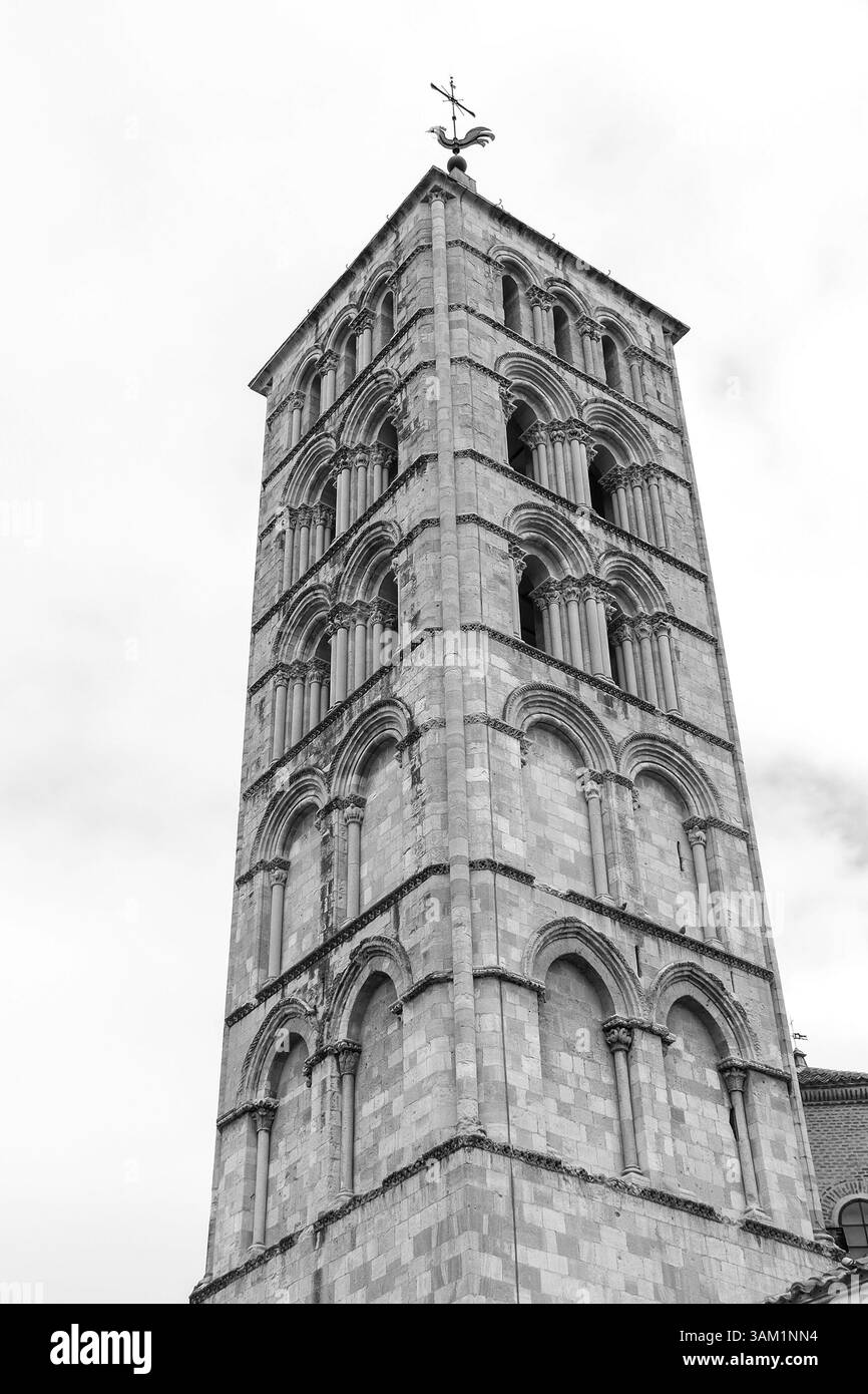 Campanile della chiesa di San Esteban nella città vecchia di Segovia, Spagna Foto Stock