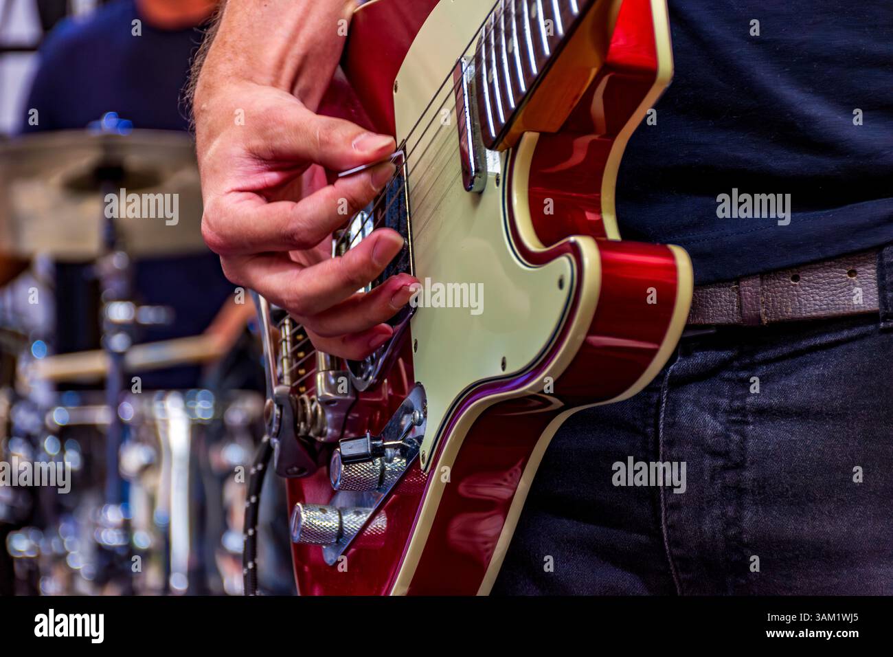 Chitarrista sul palco che suona il suo strumento durante uno spettacolo Foto Stock