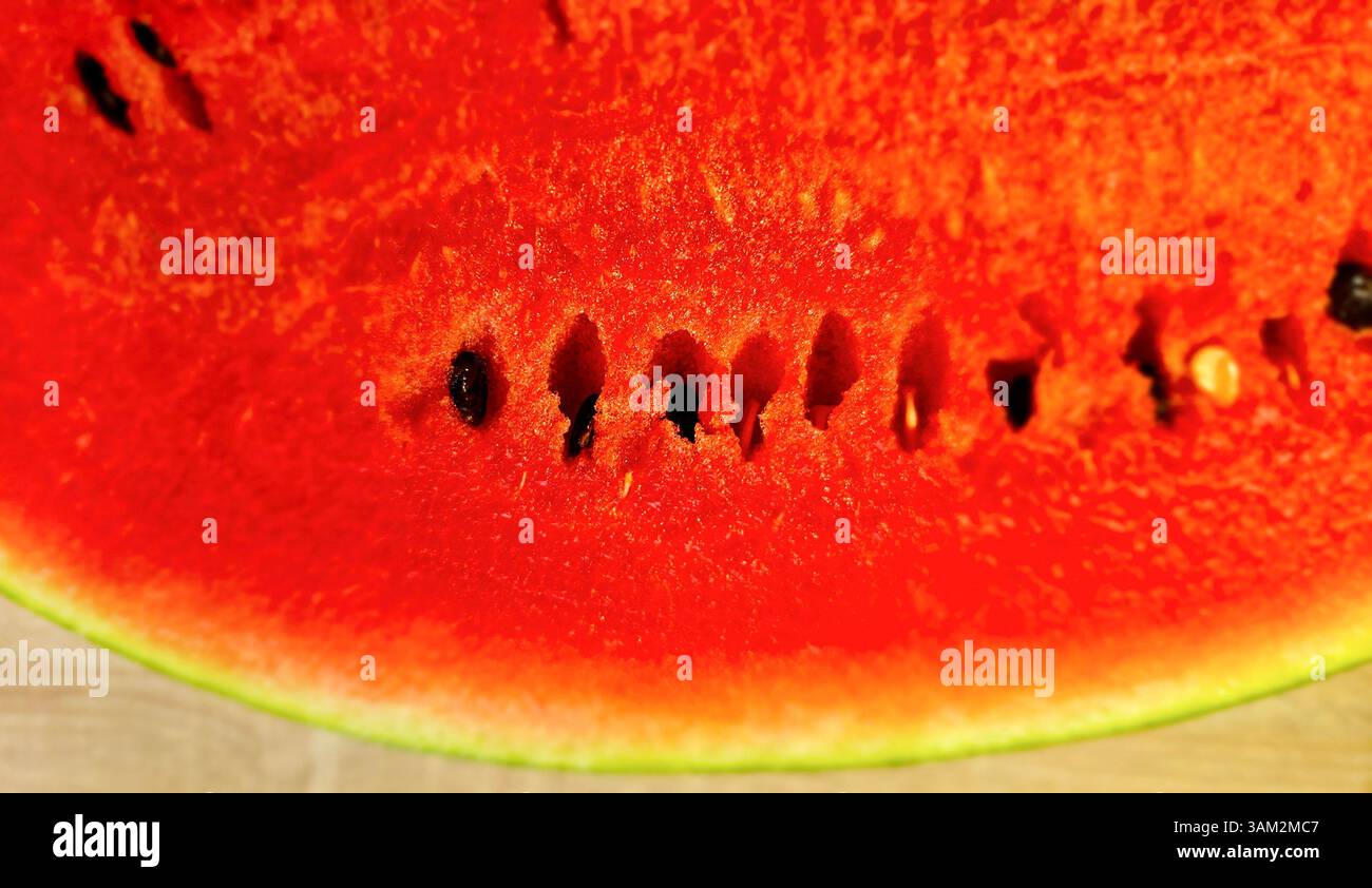Primo piano di anguria rossa matura tagliata con semi Foto Stock