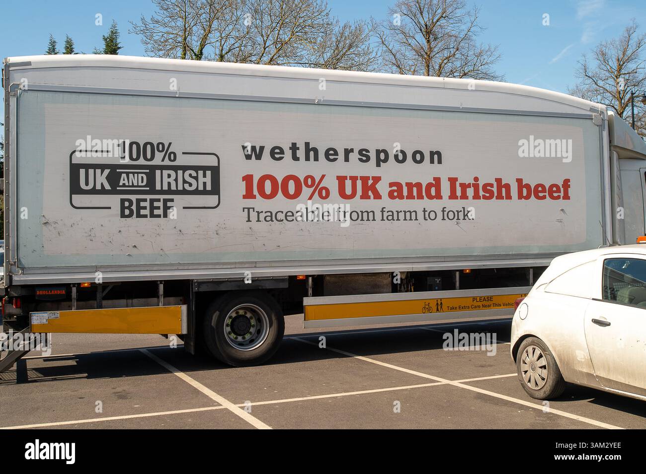 Windsor, Regno Unito. 11 aprile 2025. Un autocarro HGV che consegna carne di manzo al pub King & Castle Wetherspoon di Windsor, Berkshire. I pub Wetherspoon hanno annunciato che i loro profitti sono diminuiti. Tim Martin, presidente della catena di pub di Wetherspoon, ha detto questa settimana che "gli aumenti delle assicurazioni nazionali e delle tariffe di lavoro comporteranno aumenti dei costi aziendali di circa 60 milioni di sterline all'anno". Crediti: Maureen McLean/Alamy Foto Stock