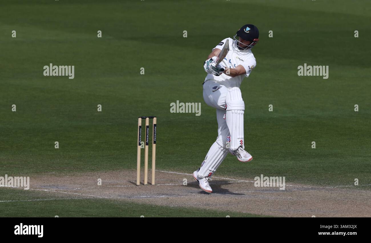 Hove, Regno Unito. 13 aprile 2025. John Simpson del Sussex batté durante il terzo giorno del Rothesay County Championship Division 1 match tra Sussex e Somerset al 1st Central County Ground, Hove. Crediti: James Boardman/Alamy Live News Foto Stock