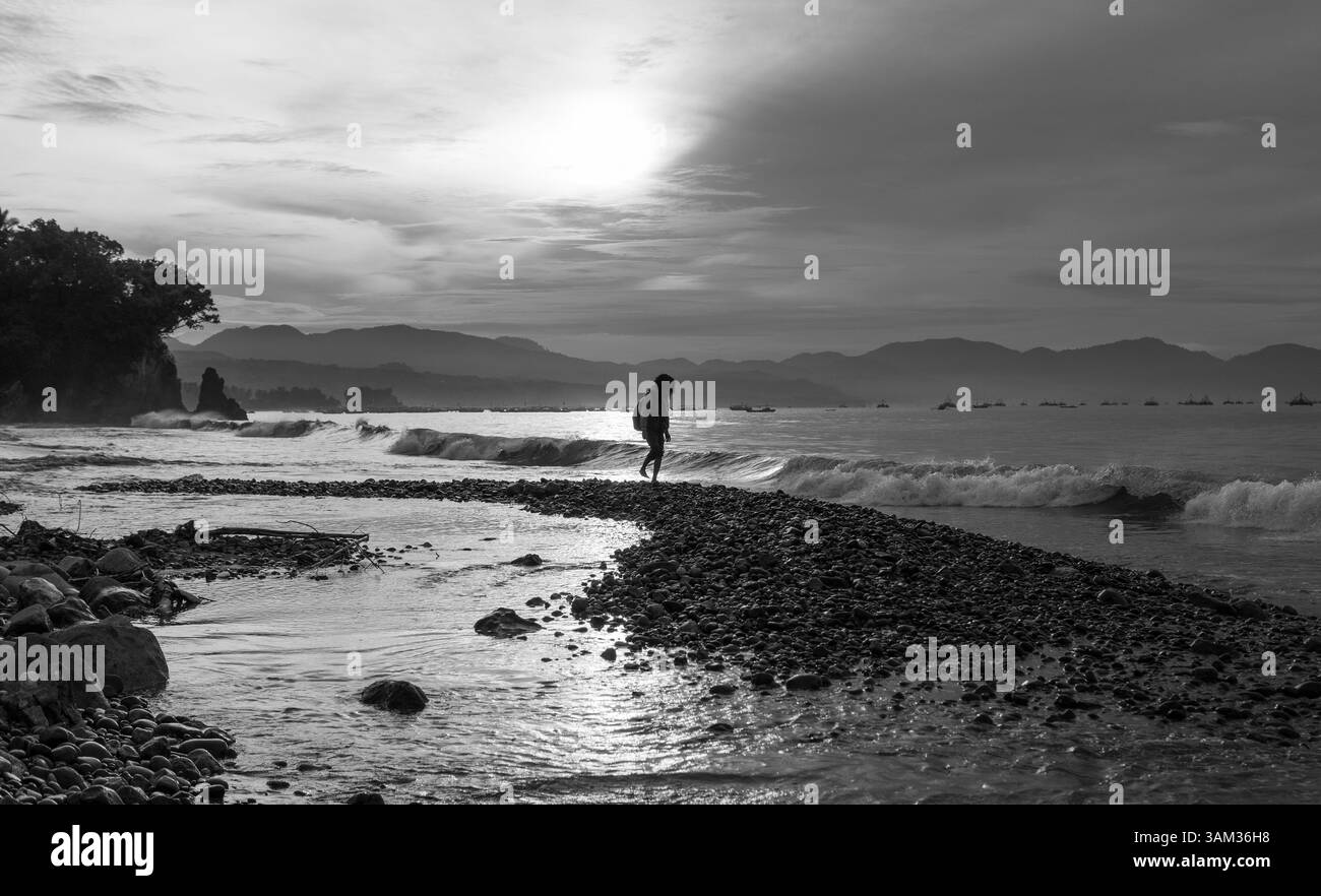 Uomo di silhouette in piedi in spiaggia contro il cielo Foto Stock