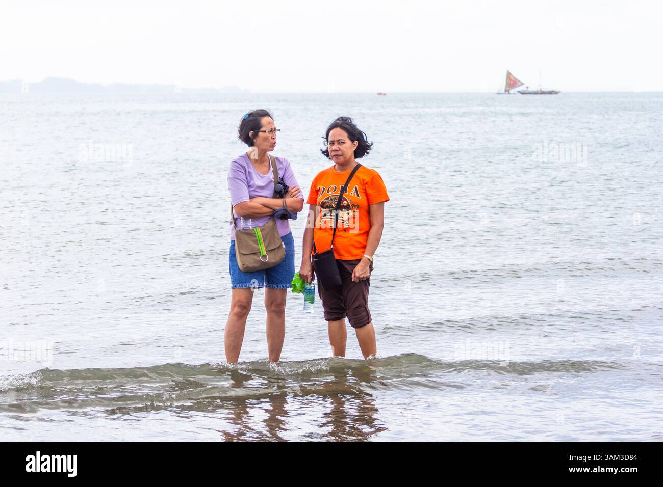 I naviganti filippini di Ilonggo trascorrono una vacanza sulla riva di una famosa spiaggia di Iloilo, nelle Filippine, godendosi il mare, la sabbia e il sole Foto Stock
