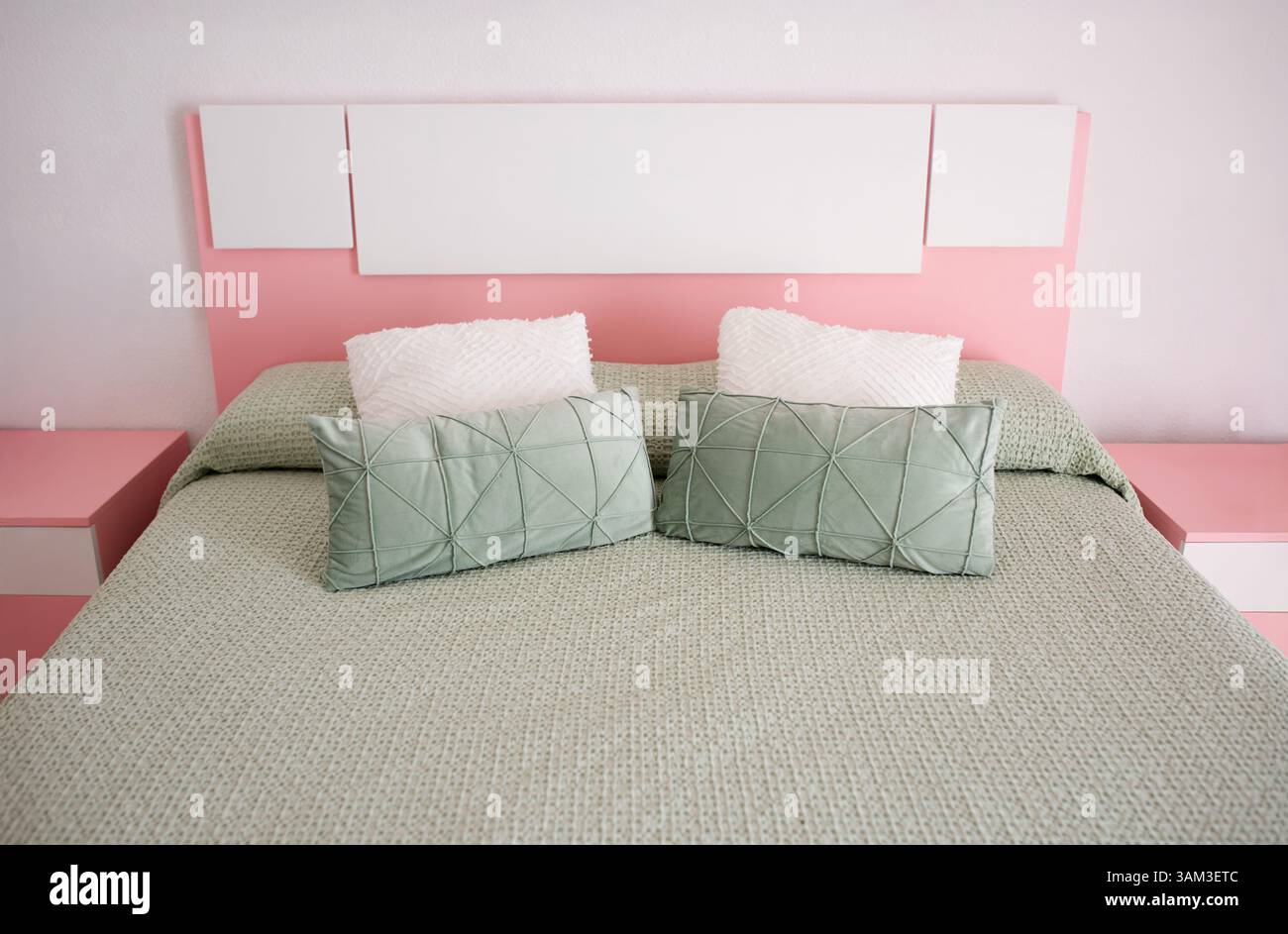 Letto matrimoniale con cuscini in interiore della moderna camera da letto in soppalco piatta in luce lo stile di colore di costosi appartamenti Foto Stock