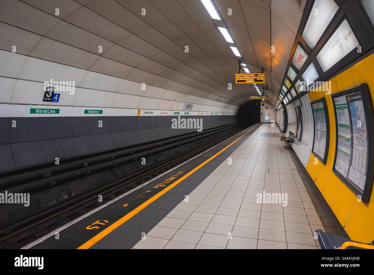 Moderna piattaforma della stazione della metropolitana sulla linea Wirral, Liverpool Foto Stock