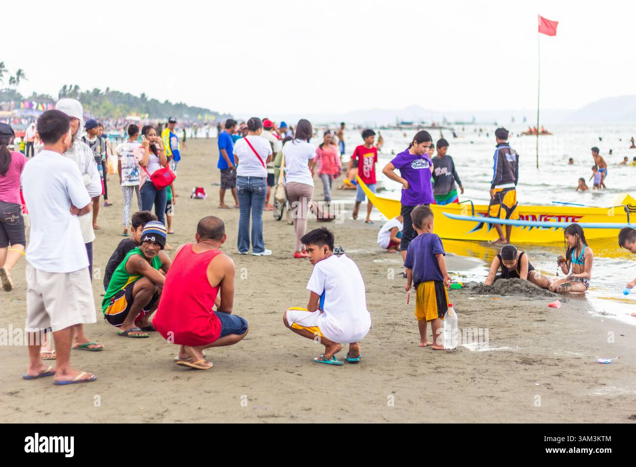I naviganti filippini di Ilonggo trascorrono una vacanza sulla riva di una famosa spiaggia di Iloilo, nelle Filippine, godendosi il mare, la sabbia e il sole Foto Stock