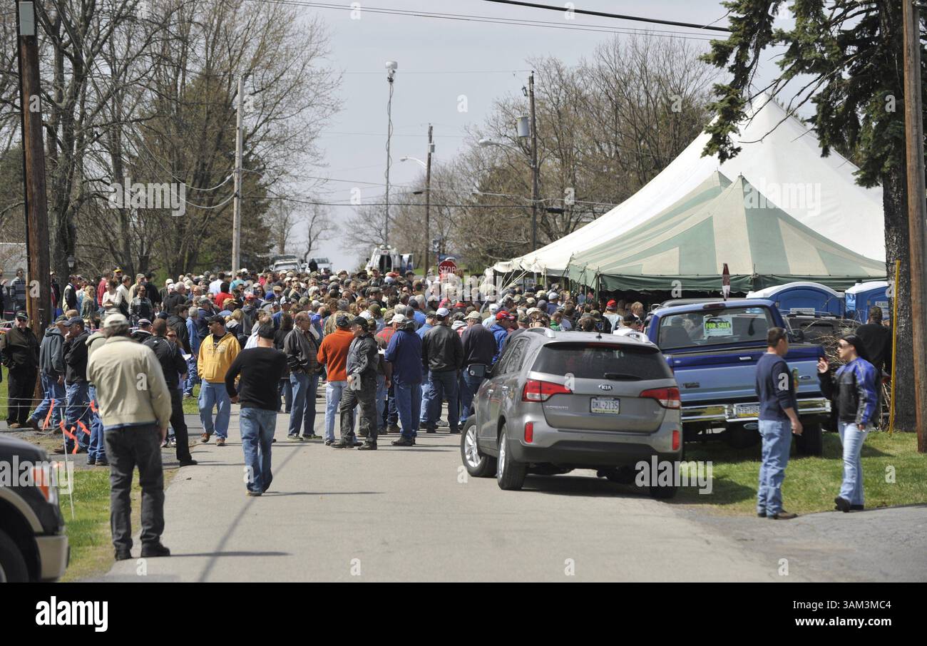 25 aprile 2014 - Centre Hall, PA, USA - Una folla considerevole si riunisce come l'incontaminata Ford Mustang Shelby GT500 di Larry Brown 1969 venerdì 25 aprile 2014, a Centre Hall, Pa., va all'asta. Ron Gilligan Auctioneering vendette la gemma a basso chilometraggio a George Cowfer, di Clearfield, Pa., per 280.000$. (Immagine di credito: © Nabil K. Mark/MCT/ZUMAPRESS.com) Foto Stock