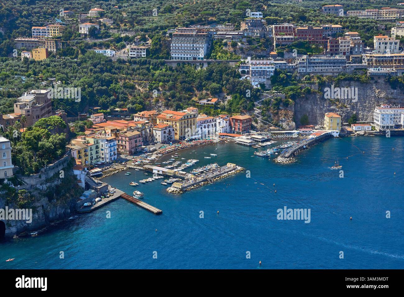 Pittoresco villaggio costiero italiano di Sorrento con barche e residenze in un ambiente sulla scogliera Foto Stock