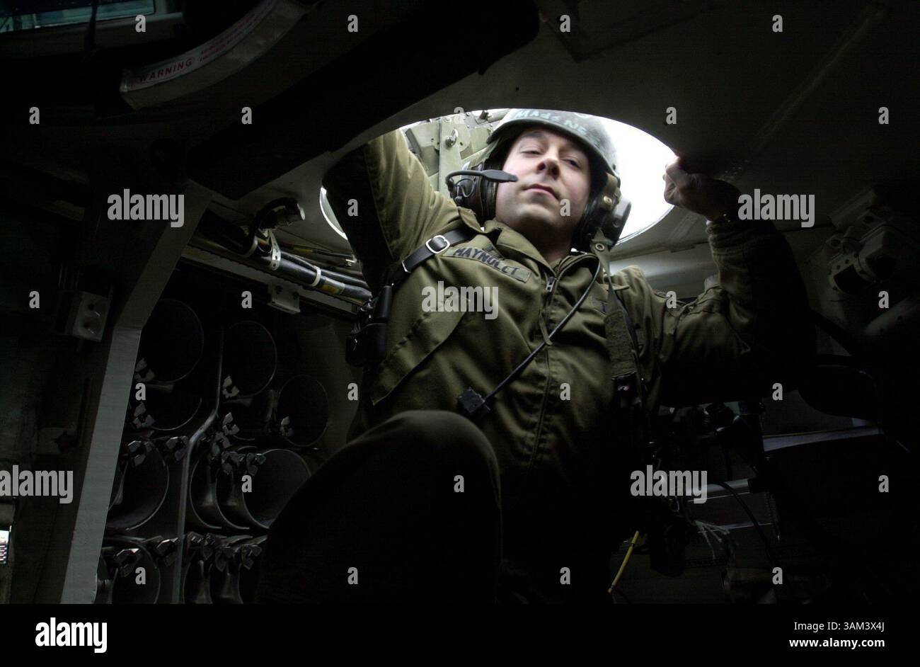 16 gennaio 2003 - Stati Uniti - KRT WORK NEWS STORY SLUGGED: GERMANY-USARMY KRT PHOTOGRAPH BY RICH GLICKSTEIN/THE STAMP (20 gennaio) Capitano Roger Manyulet, di Chicago, Illinois, del 1st Armored, che ha contribuito a liberare Roma durante la seconda guerra mondiale, che si estende in varie parti della Germania e ha sede a Wiesbaden, vicino Francoforte. La 1st Armored Division, nota come "Old Ironsides", ha circa 14.000 soldati, 159 carri armati Abrams, 173 mezzi da combattimento Bradley, 36 obici Paladin e 18 elicotteri Apache. (lde) 2003 (immagine di credito: © Rich Glickstein/mct/ZUMAPRESS.com) Foto Stock