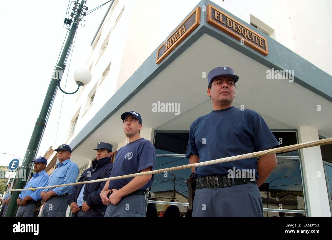 6 febbraio 2003 - Stati Uniti - KRT WORLD NEWS STORY SLUGGED: PATAGONIA-GOLD KRT PHOTOGRAPH DI DIEGO GUIDICE/KRT (febbraio 25) la polizia protegge l'edificio Minera El Desquite durante una dimostrazione contro un progetto della Meridian Gold Company, con sede a Reno, Nevada, per estrarre oro a meno di 5 miglia da Esquel una città in una remota area della Patagonia, Argentina, il 4 febbraio 2003. (cic) 2003 (immagine di credito: © Diego Guidice/mct/ZUMAPRESS.com) Foto Stock