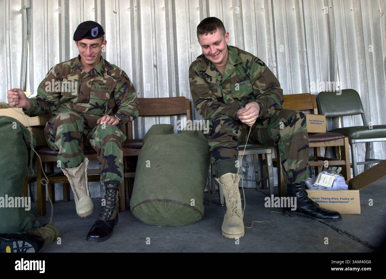 11 febbraio 2003 - Stati Uniti - KRT STAND ALONE US NEWS PHOTO SLUGGED: MILITARY KRT PHOTO DI PABLO ALCALA/LEXINGTON HERALD-LEADER (11 febbraio) FORT CAMPBELL, Kentucky -- Sgt. Rodolfo Ortiz, Left, e PFC Steven Herny provano i loro nuovi stivali da deserto mentre si preparano a schierarsi da Fort Campbell, Kentucky, martedì 11 febbraio 2003. (gsb) 2003 (immagine di credito: © Pablo Alcala/mct/ZUMAPRESS.com) Foto Stock