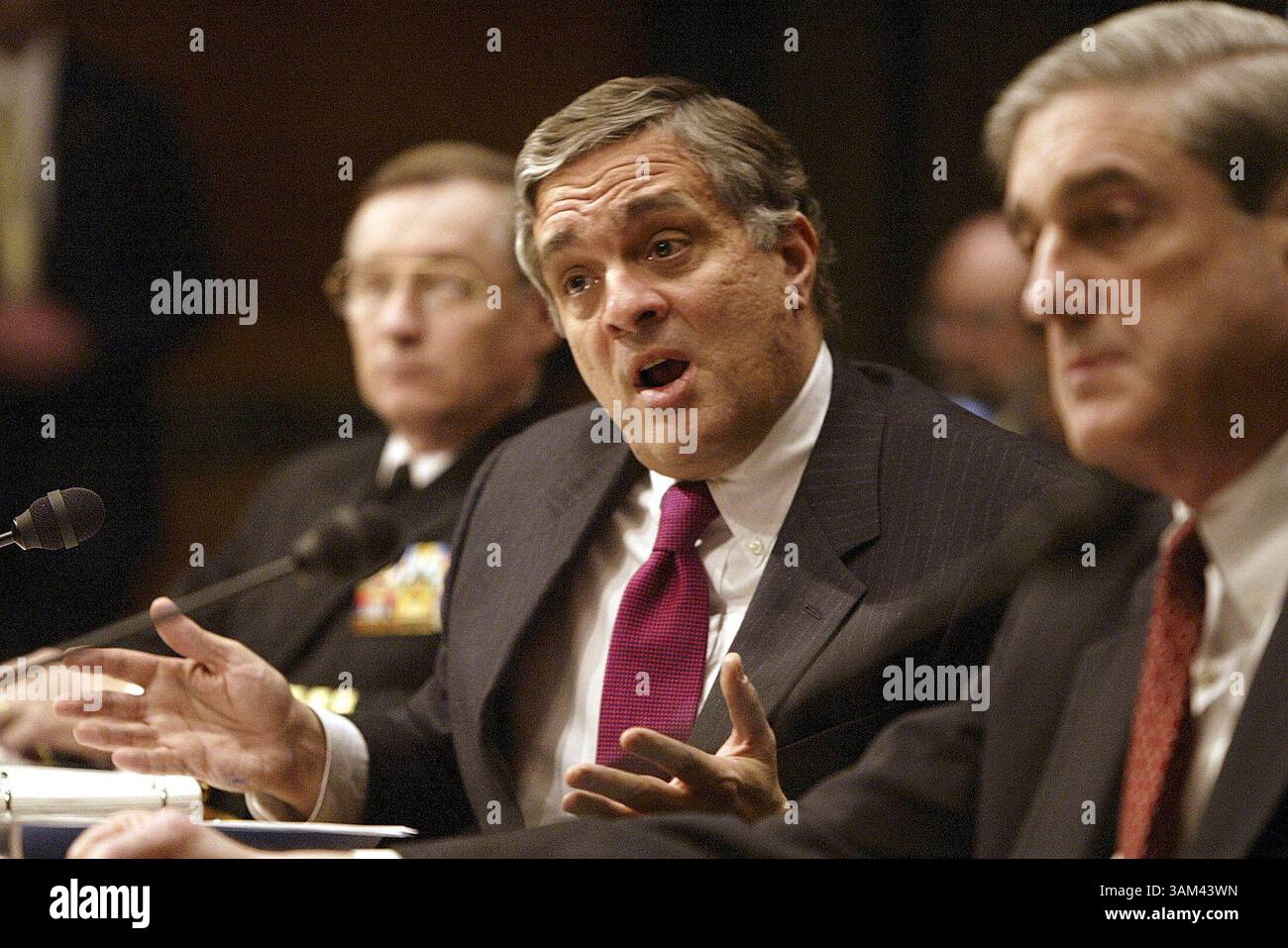 24 febbraio 2004 - Stati Uniti - KRT LA NOTIZIA degli Stati Uniti È BLOCCATA: USINTELLIGENCE KRT FOTO DI CHUCK KENNEDY/KRT (24 febbraio) WASHINGTON, DC - Direttore della CIA George Tenet, centro, testimonia davanti al Comitato Intelligence del Senato a Washington, D.C., 24 febbraio 2004, come direttore dell'FBI Robert Mueller, a destra, e Lowell Jacoby, a sinistra, direttore della Defense Intelligence Agency Look On. (smd) 2004 (immagine di credito: © Chuck Kennedy/mct/ZUMAPRESS.com) Foto Stock